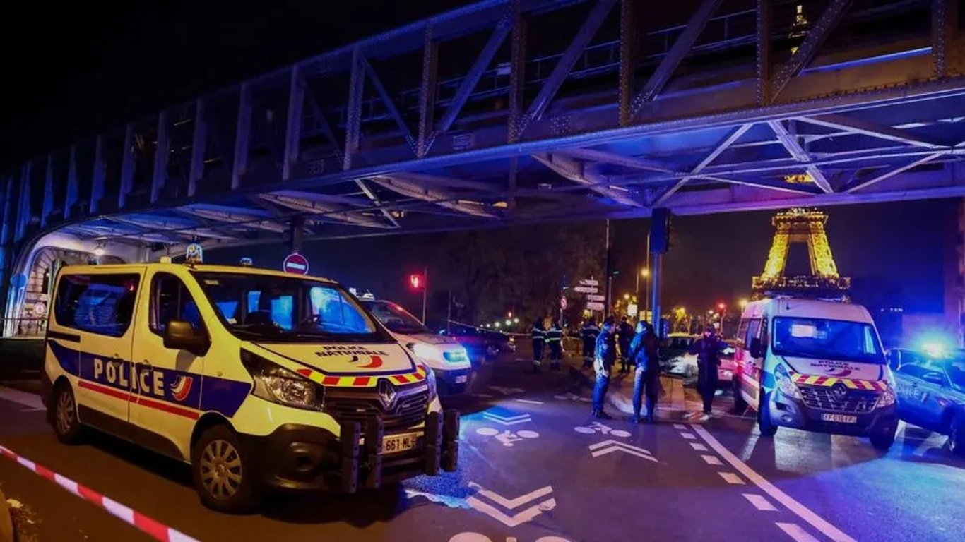 В Париже мужчина с криком "Аллах Акбар" напал с ножом на туристов