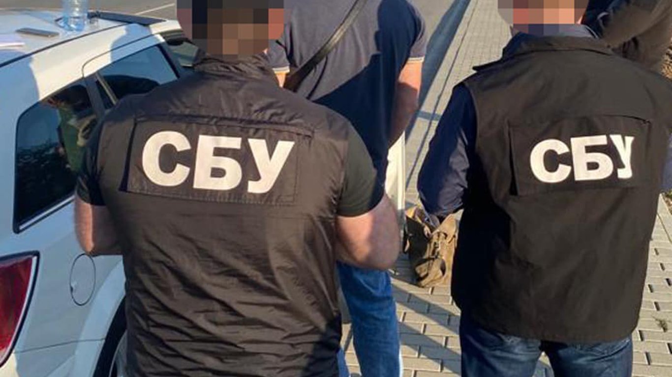 Вимагали хабарі за ввезення товарів для ЗСУ: на Львівщині затримали митників