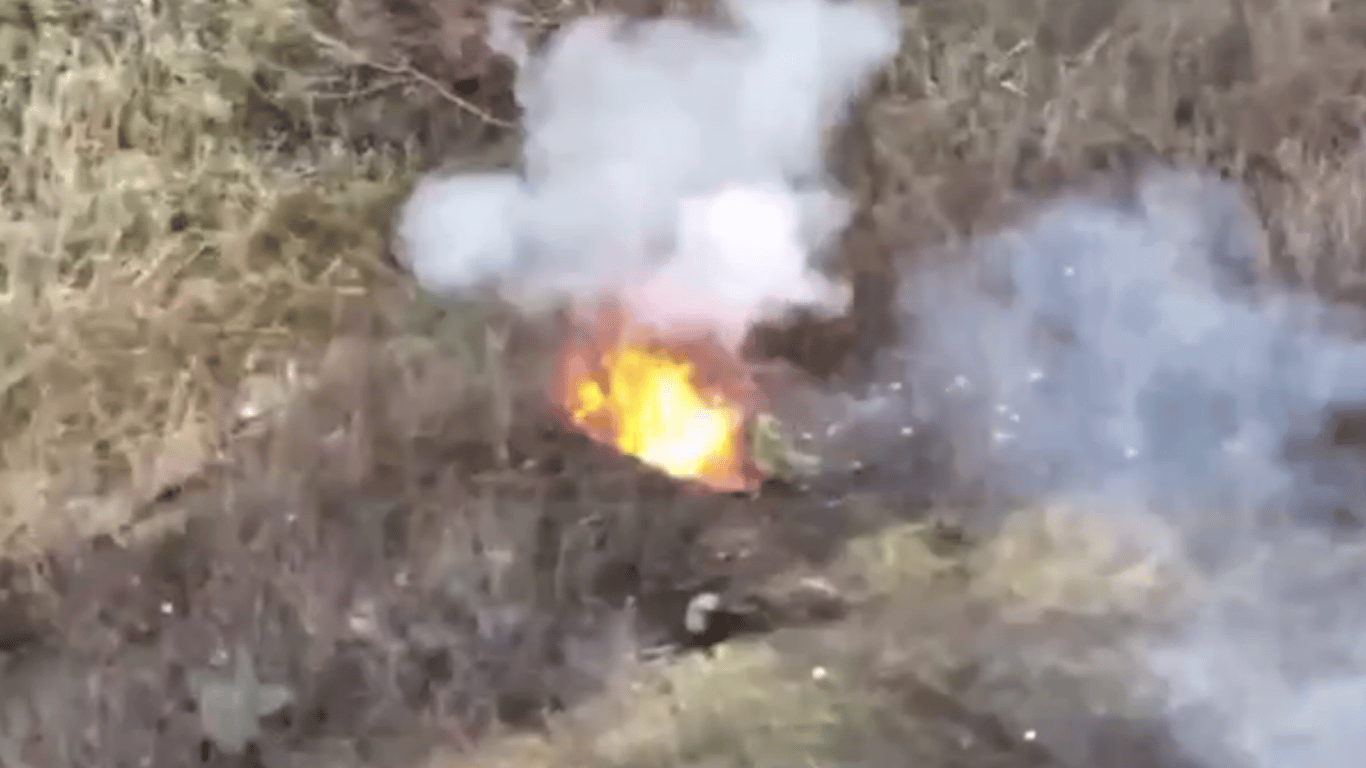 Українські бійці знищили техніку росіян за допомогою дрона