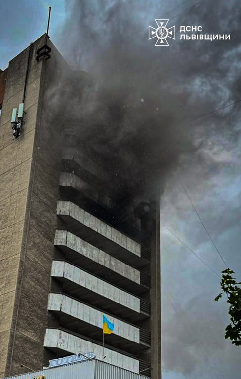 дим з вікна готелю