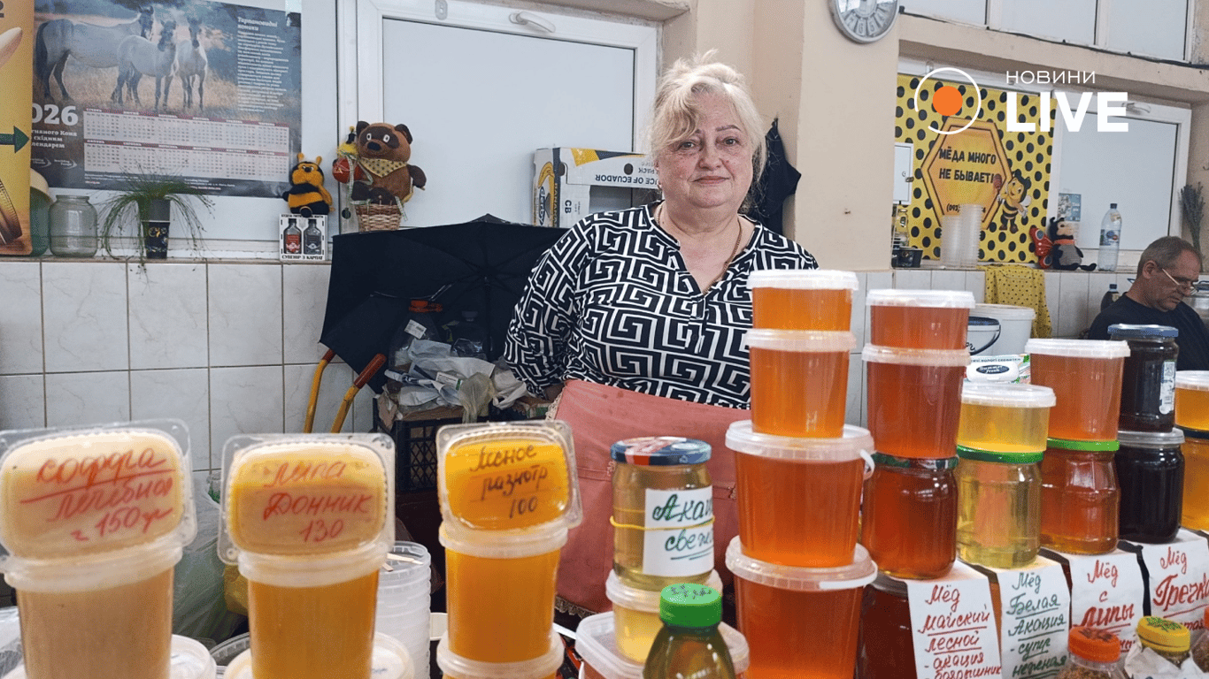 Продавчиня Людмила про мед. Фото: Новини.LIVE