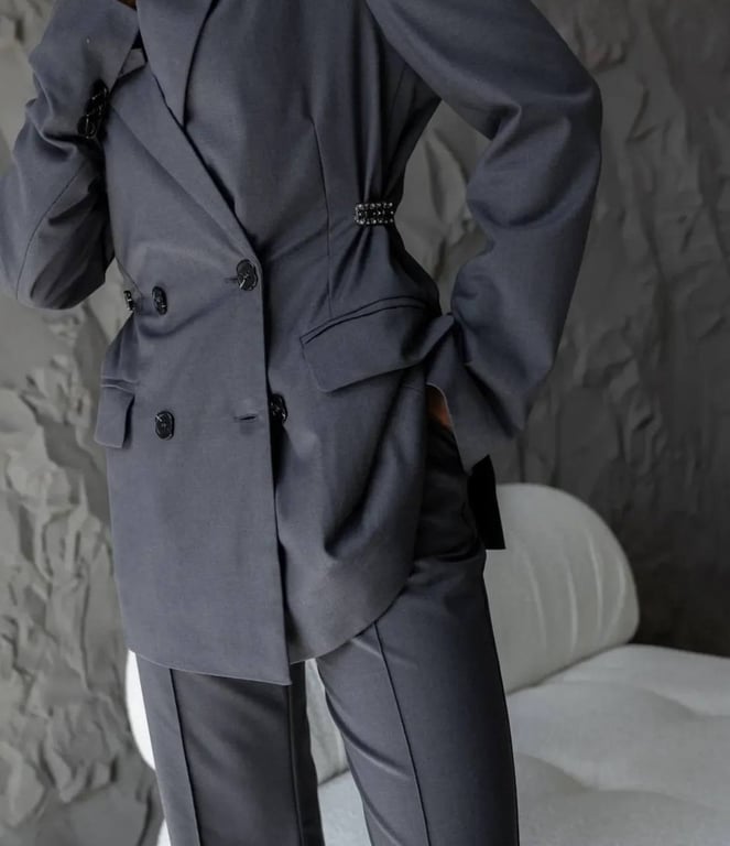 Брючний костюм якого кольору найбільш універсальний