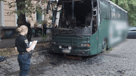 В Одессе мужчина перепутал квестовый автобус с автотранспортом ТЦК и поджег его - 285x160