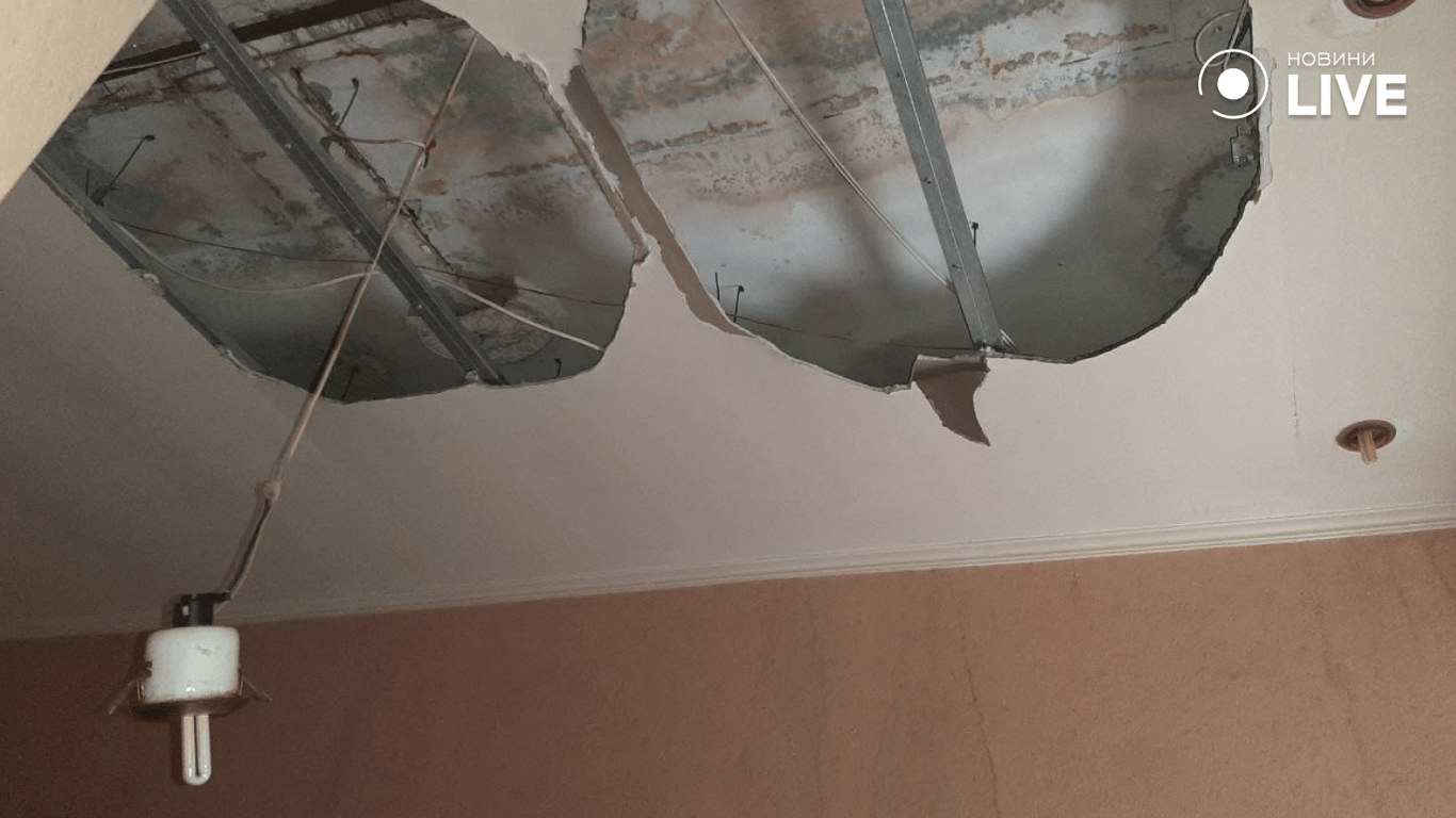 Замість даху басейн — одесити, чиї будинки зруйнував російський дрон потерпають від негоди - фото 2