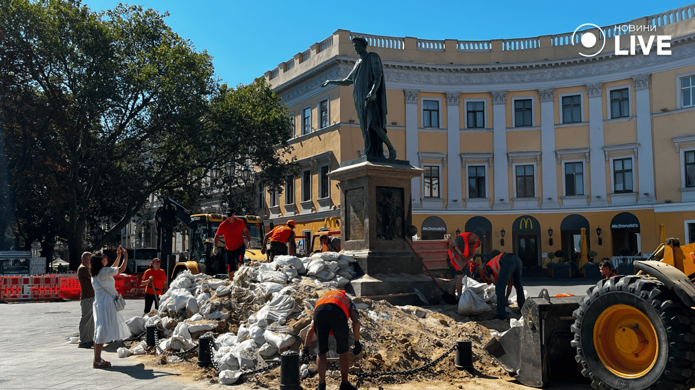 Прибирання мішків із піском біля пам’ятника Дюку в Одесі