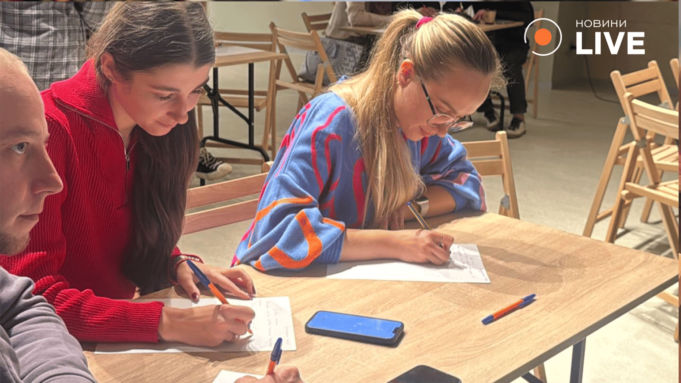 Як Україна писала радіодиктант до Дня мови — атмосфера події - фото 1