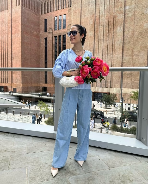 Ideas for outfits with wide-leg jeans