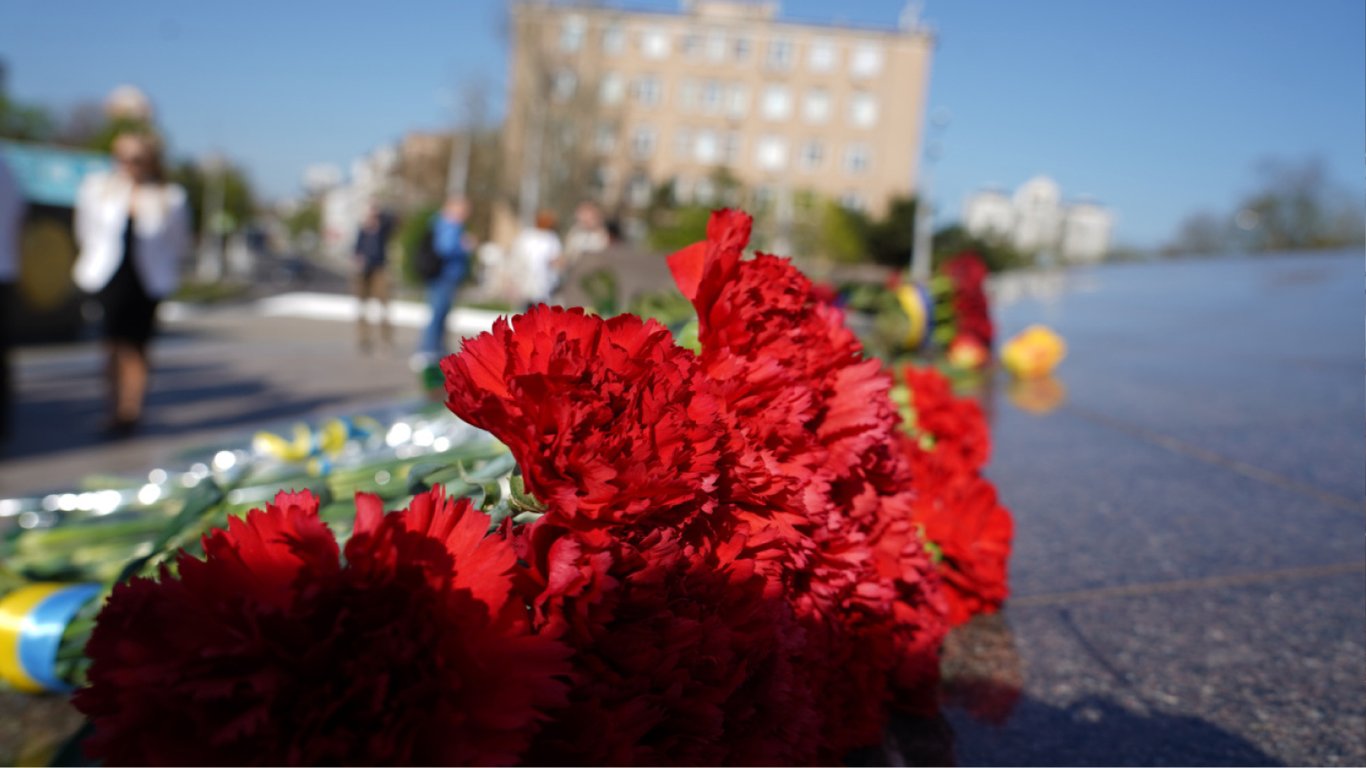 Звільнення Одеси: містяни несуть квіти на площу 10 квітня