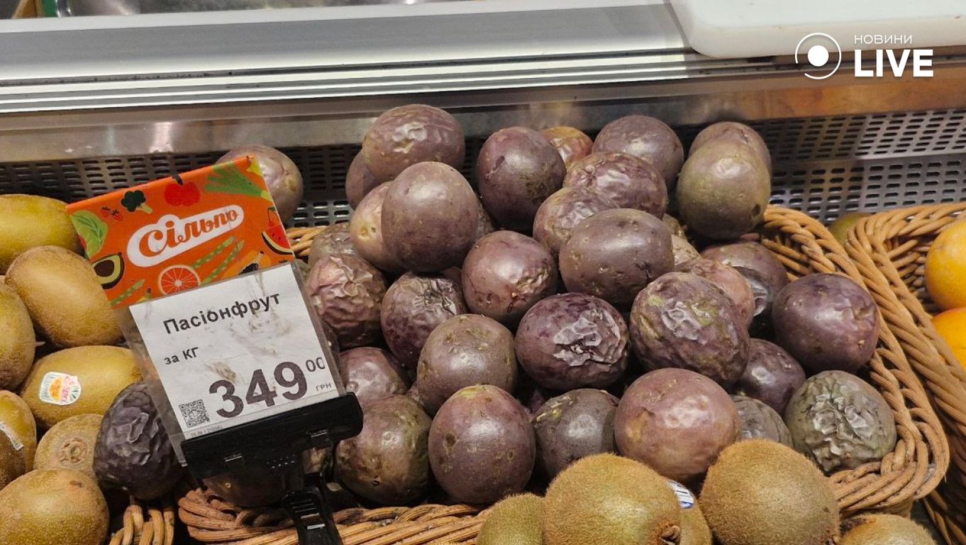 Пасіонфрут в кошику на прилавку