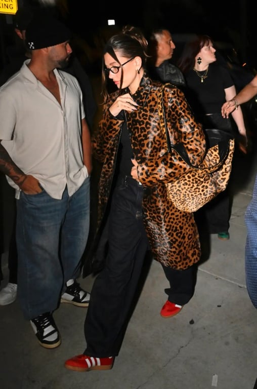 Гейли Бибер показалась в леопардовом пальто за почти 6 тысяч долларов - фото 1