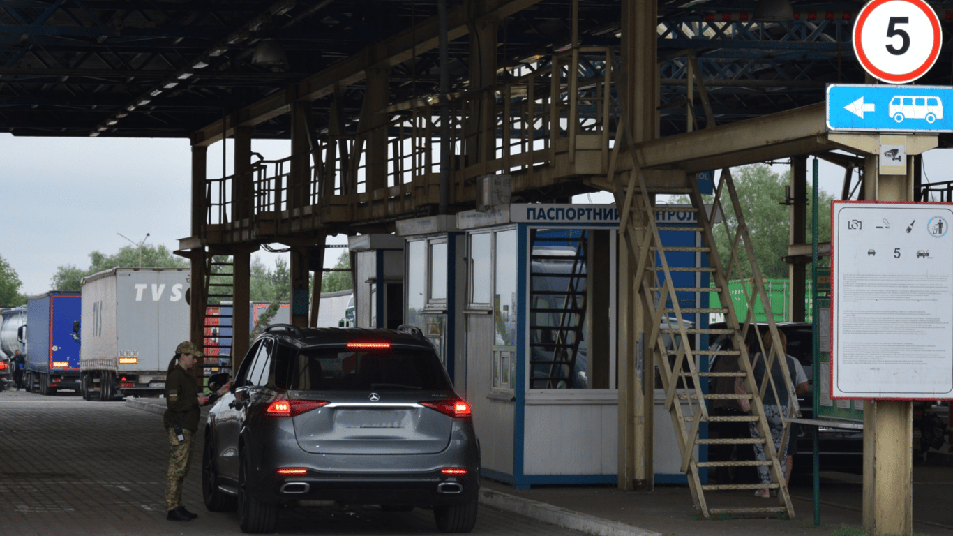 Черги на кордоні: найбільші затори на виїзді до Польщі