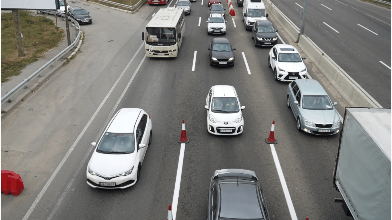 В Киеве ограничили движение авто по эстакадному съезду с Днепровского спуска на Набережное шоссе