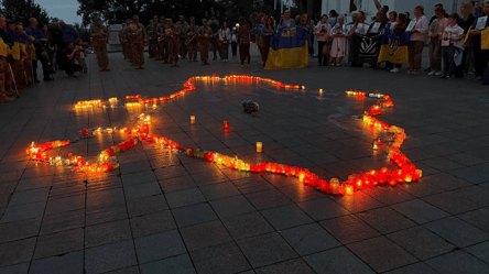 В Одессе почтили память героев на Биржевой площади — фото - 285x160