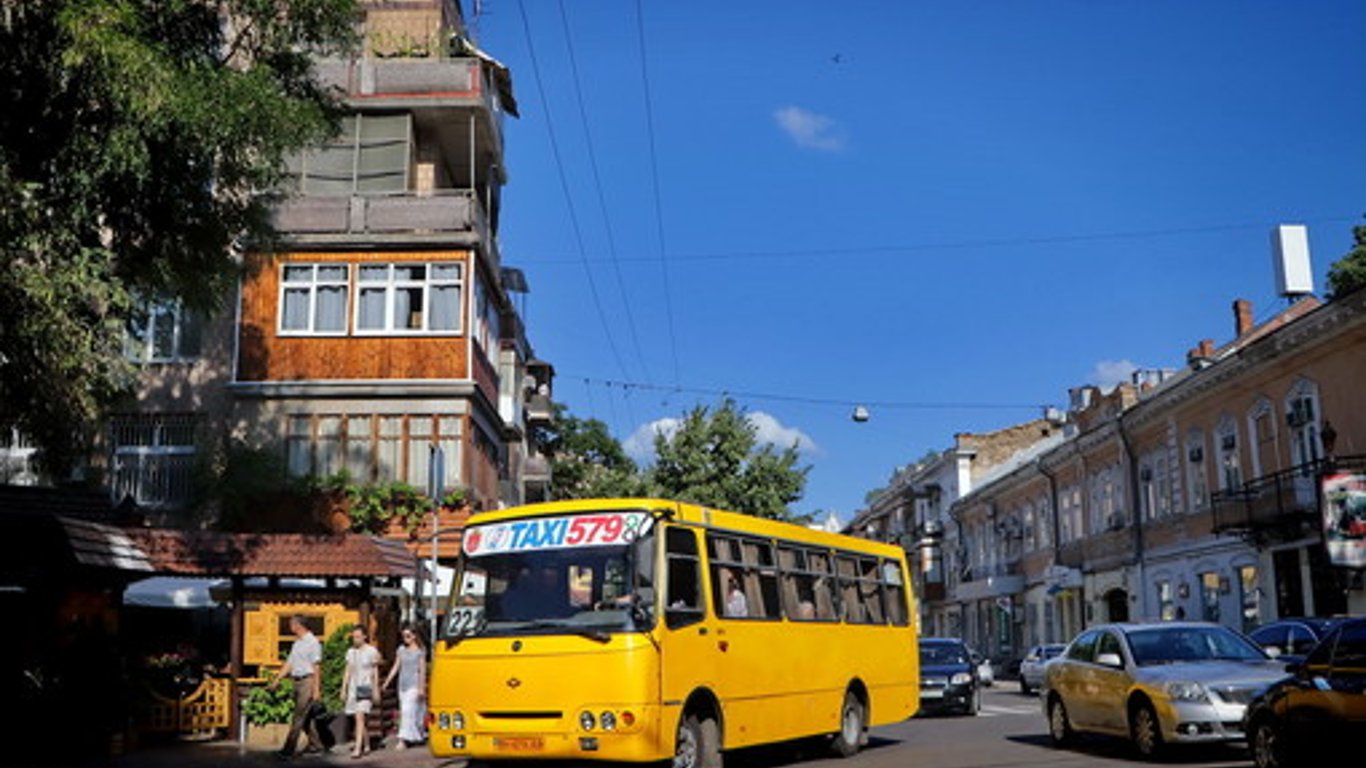 В Одесі тимчасово змінює рух маршрутне таксі — яке саме