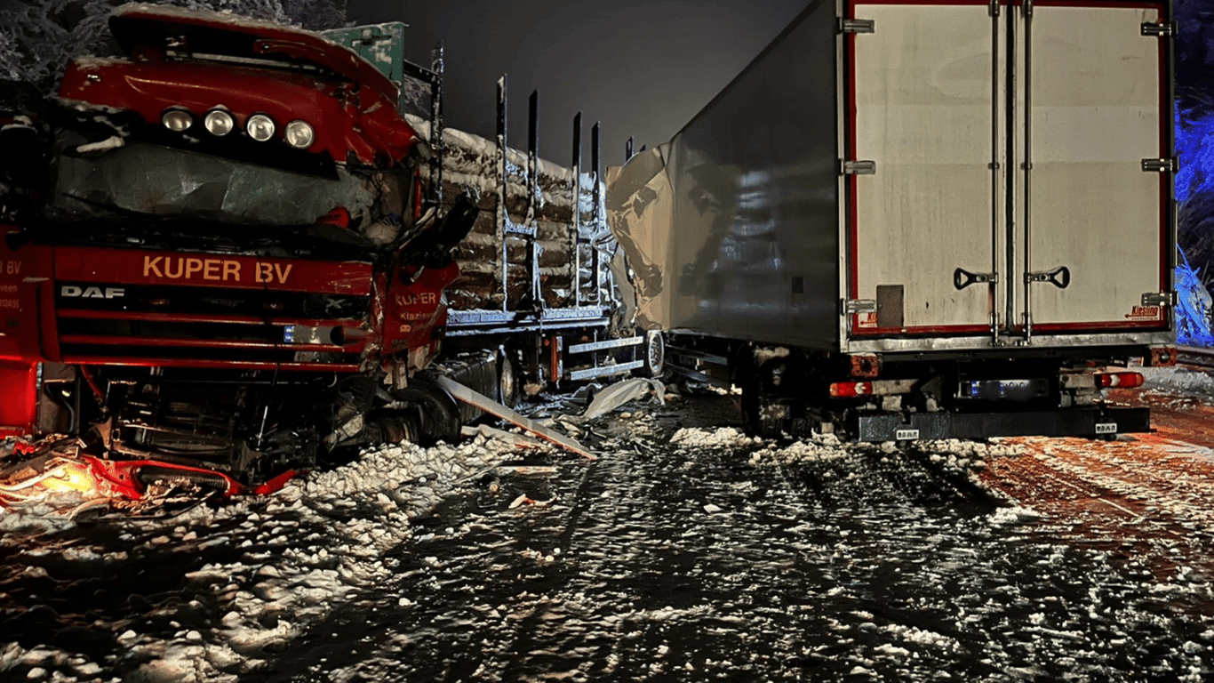 На Львівщині сталася ДТП за участі двох вантажівок — є постраждалі