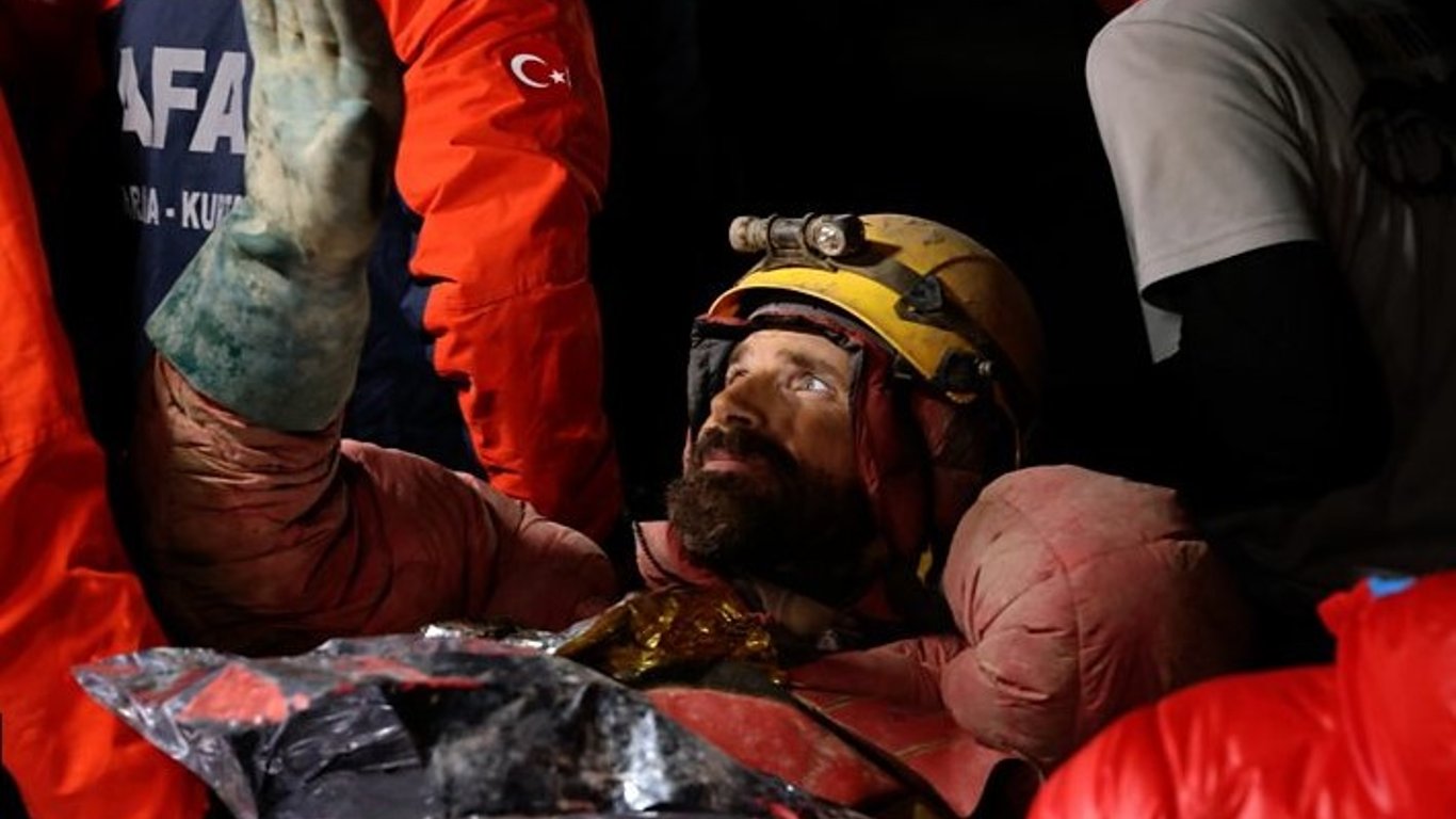 В Турции спасли американца, который неделю пробыл в пещере на глубине 1000 метров