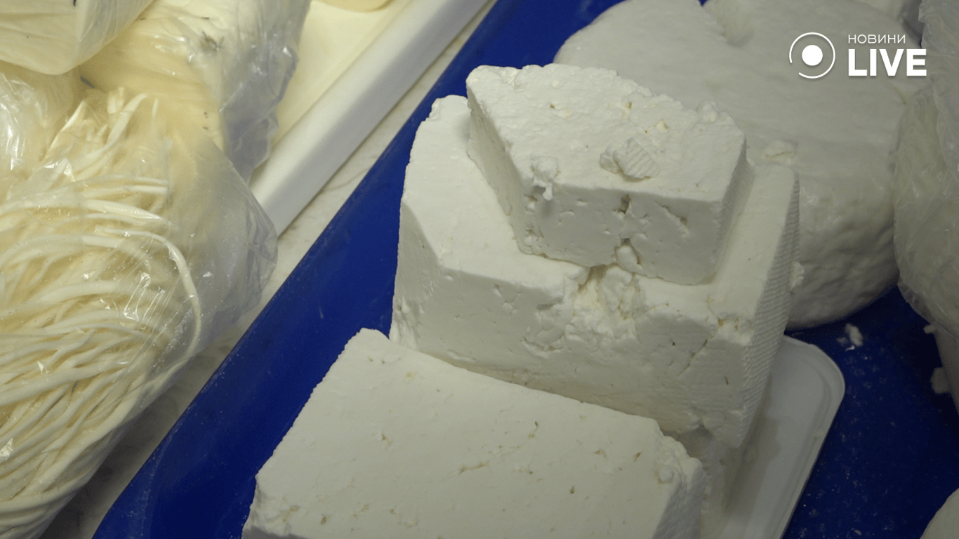 Сир фета на прилавку 