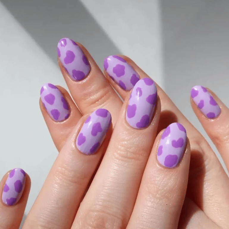 Сиреневый маникюр с коровьим принтом