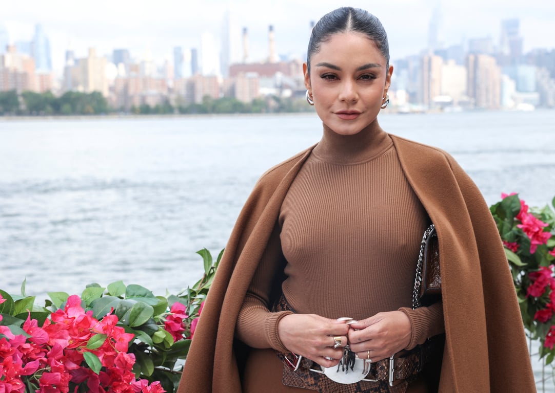 Багатодітна матуся Блейк Лайвлі в образі королеви диско приголомшила стрункою фігурою - фото 2