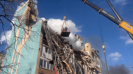 В Тернополе разбирают завалы после удара РФ — фото и видео - 290x166