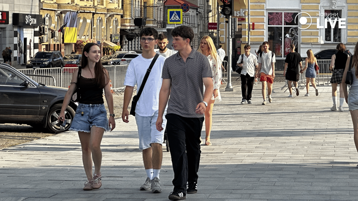 Молодь гуляє центральними вулицями Харкова