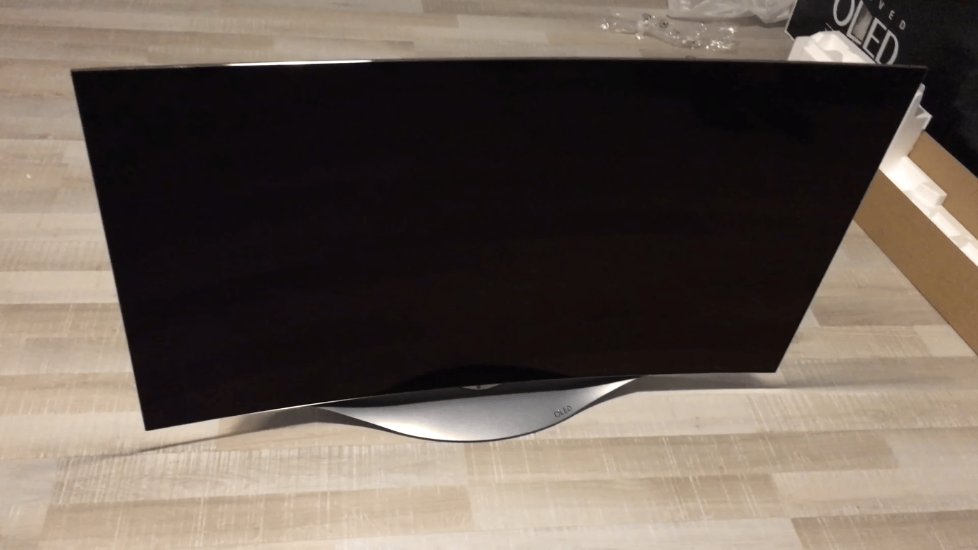 Телевизор Samsung OLED с выгнутым экраном