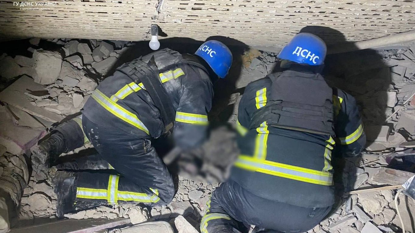 На Харківщині рятувальники з-під завалів дістали тіло ще однієї загиблої
