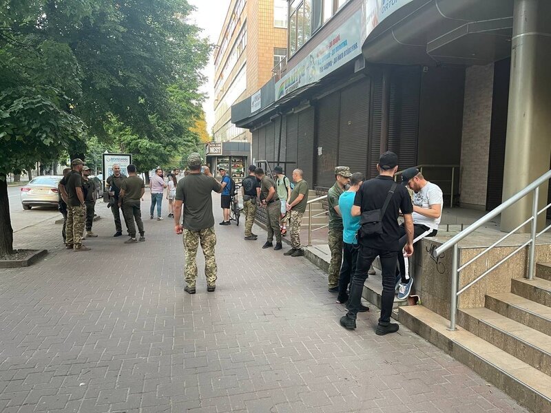 Як каратимуть цивільних українців, які носять військову форму — новий закон