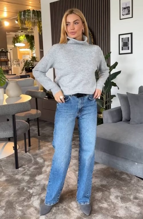 Продуманий образ з простим светром