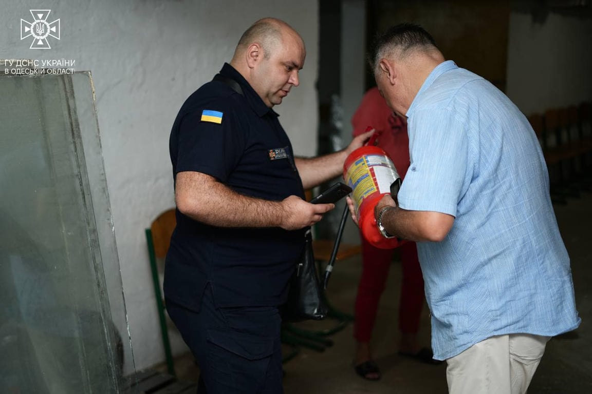 Перевірка вогнегасників в школах. Фото: ДСНС