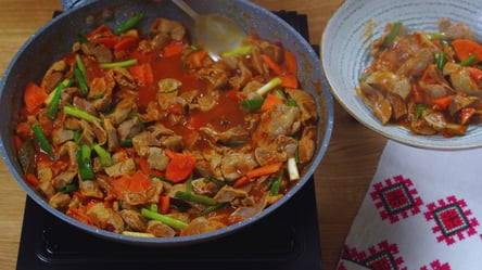 Густой томатный соус и нежное мясо: куриные желудочки на ужин - 285x160