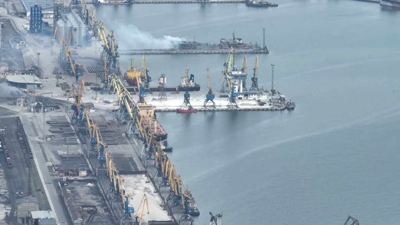Оккупанты углубляют порт в Мариуполе для вывоза награбленного: детали