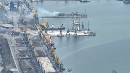 Окупанти поглиблюють порт у Маріуполі для вивезення награбованого: деталі - 285x160