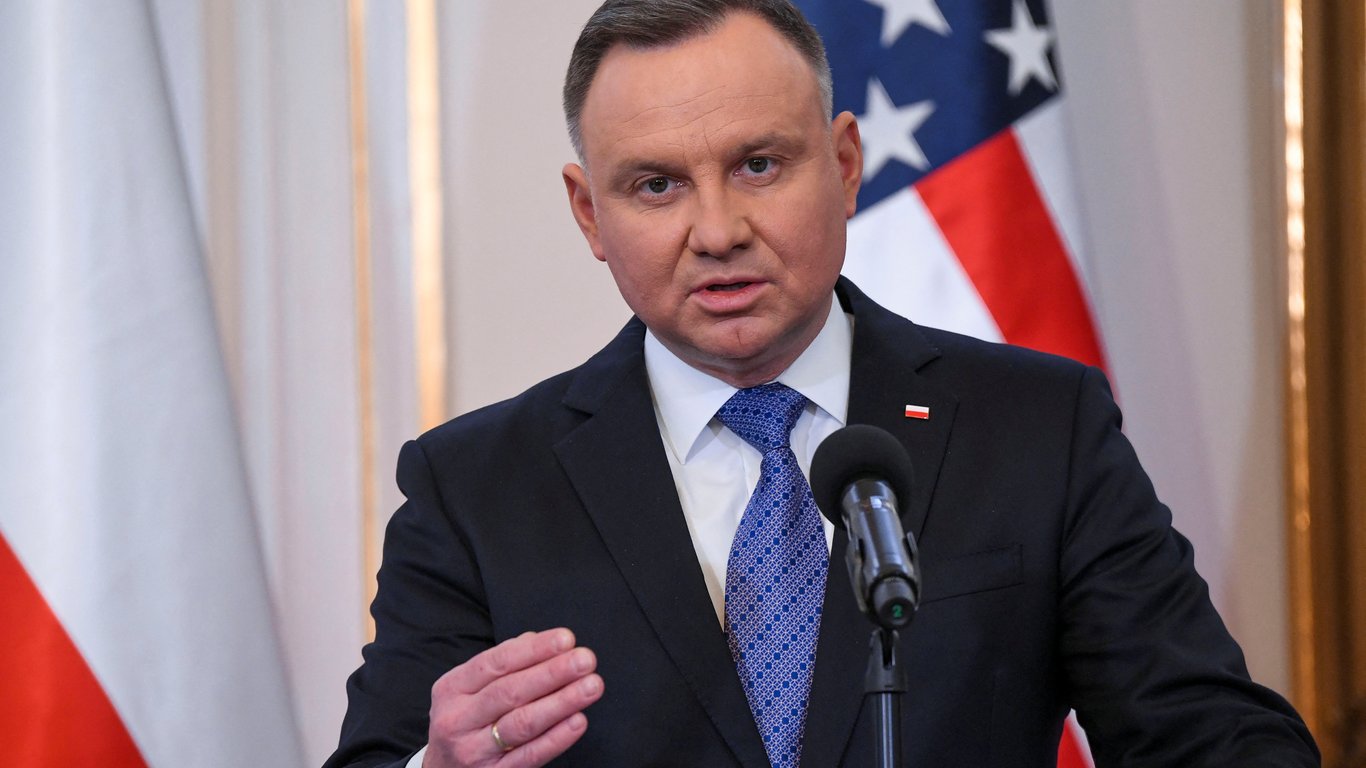 Президент Польши Анджей Дуда одобрил закон о влиянии России, направленный против оппозиции