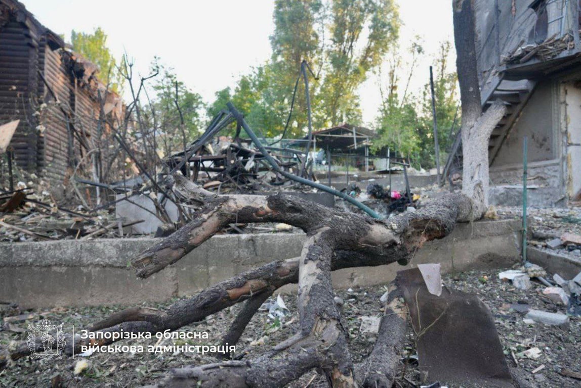 Сліди руйнування: дрон-камікадзе влучив у двір