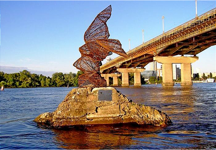 Скульптура Рідкісний птах у Києві Наводницький міст