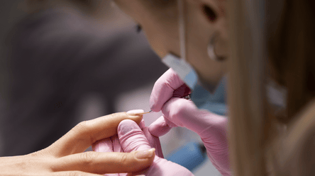 Цвет маникюра, притягивающий богатство — проверено нумерологами - 290x166