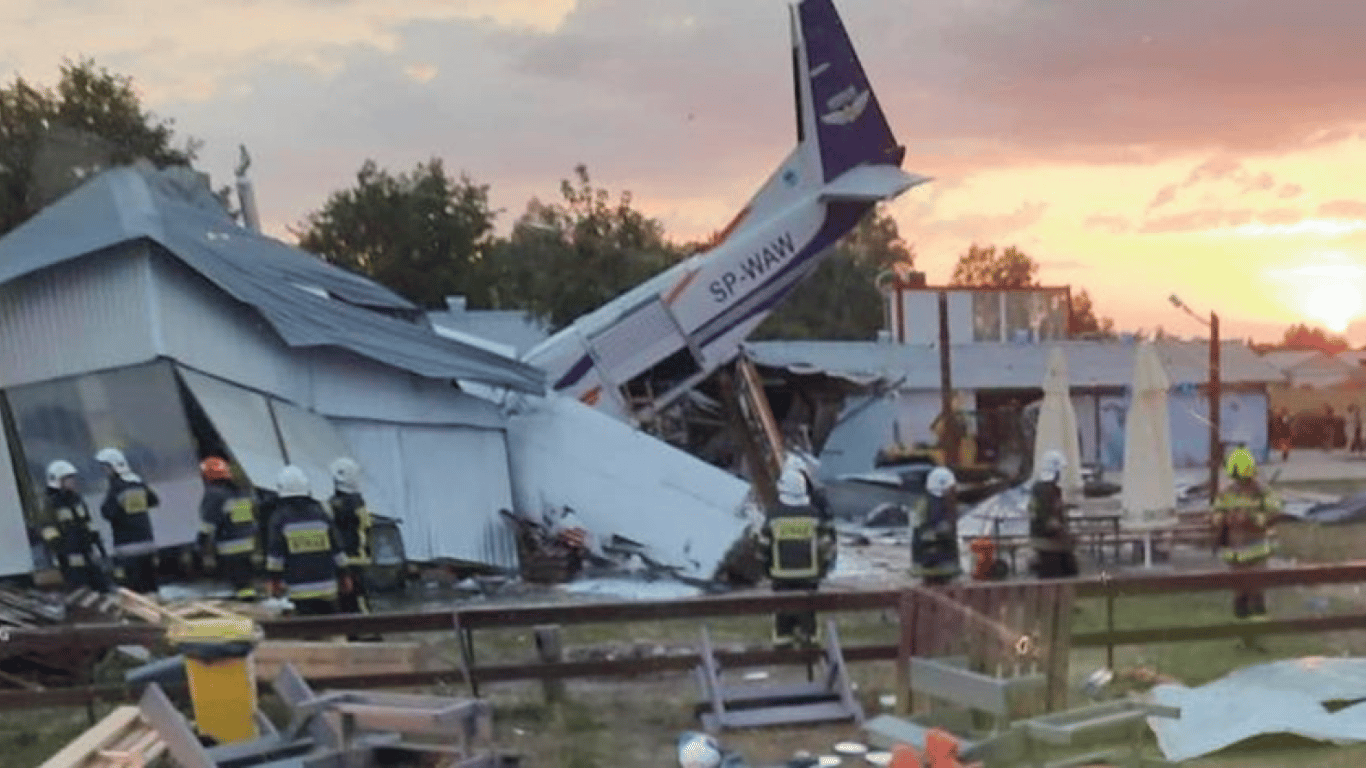 У Польщі літак врізався в ангар: є жертви
