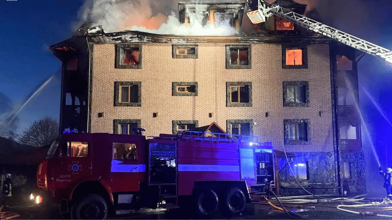 Рятувальники ліквідували пожежу в готелі на Івано-Франківщині