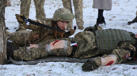 На фронті потрібні жінки-медики — нова вакансія у бригаді "Азов" - 290x166