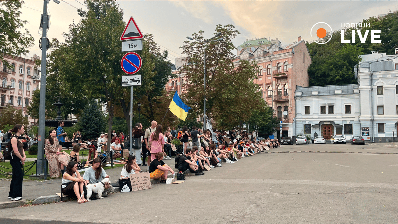 Требуют диалога с властью и жгут дымовые шашки: 23-й день протестов против отставки Федорова - фото 1