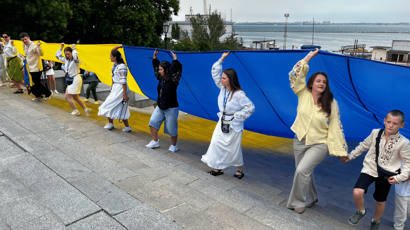 Дюк у вишиванці та 35 метрів прапора: фото зі святкувань в Одесі