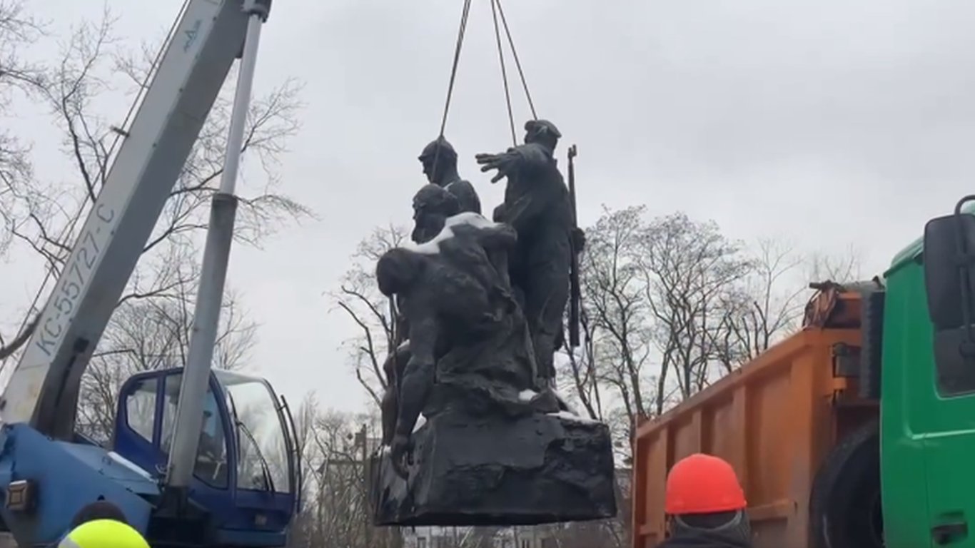 В Киеве демонтировали памятник большевистскому экипажу бронепоезда "Таращанец"