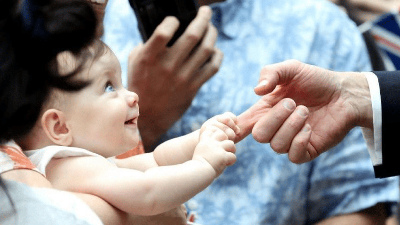 Неймовірно милі кадри: малюк вкусив за палець принца Вільяма
