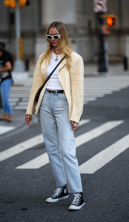 Чорні кеди - універсальне взуття на теплу погоду