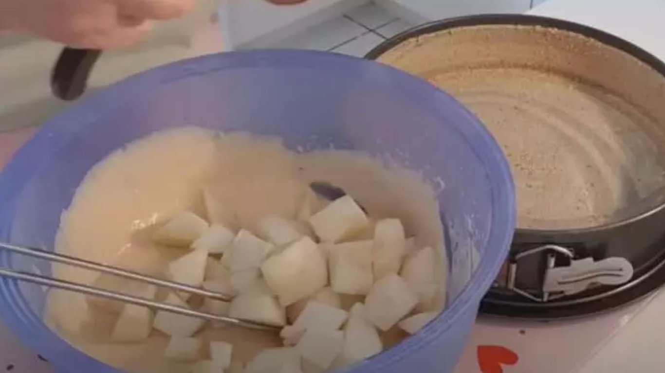 соковитий яблучний пиріг