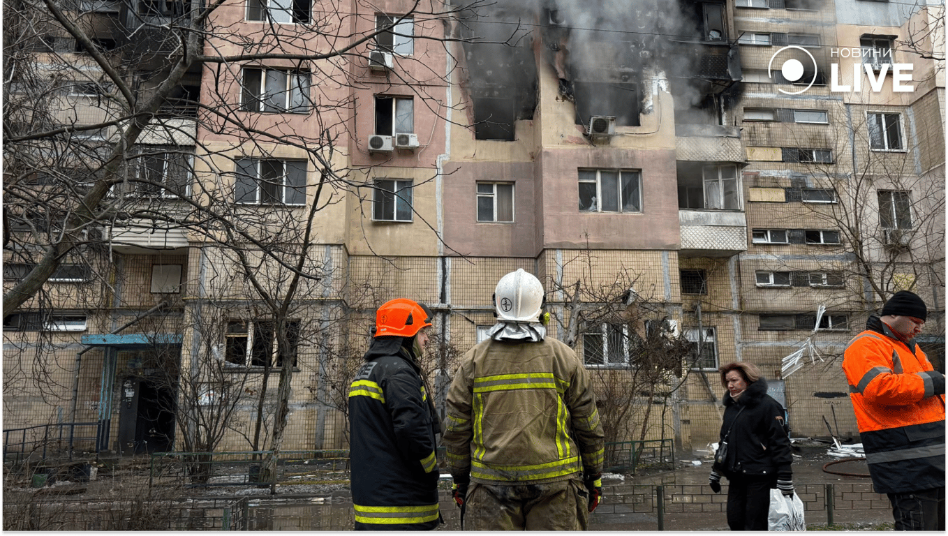 На місці атаки в Одесі спалахнула пожежа