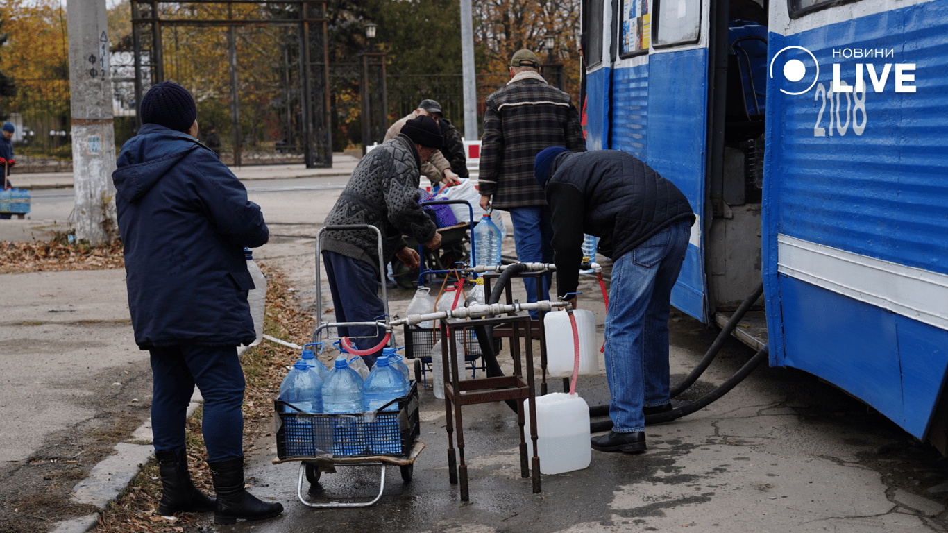 Люди набирають воду у Миколаєві. Фото: Новини.LIVE/ Юлія Браславська