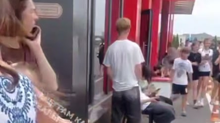 У Чернівцях автобус лишив дітей, які їхали з відпочинку, на АЗС: коментар директора заправки - 304x171
