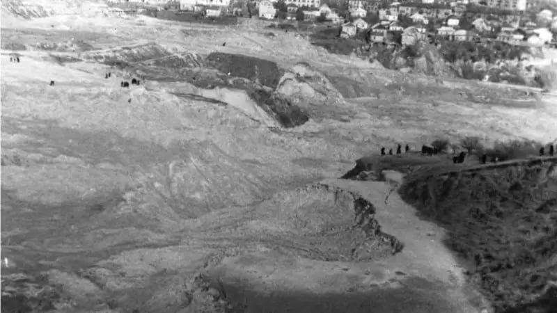 Зруйновані будівлі та поховані під мулом вулиці Києва